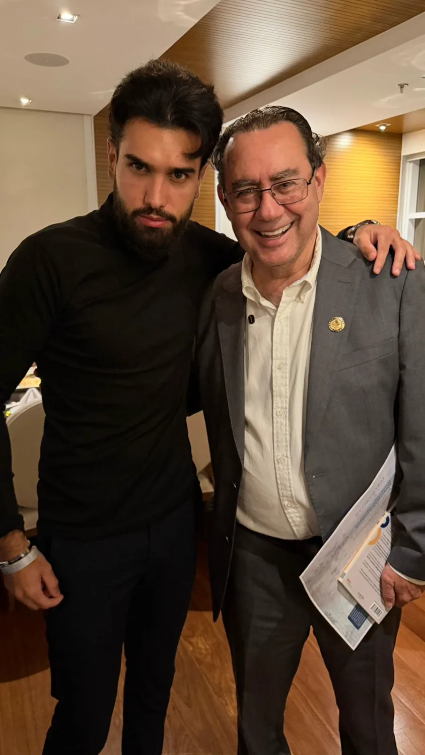 Vinicius ao lado de Augusto Cury