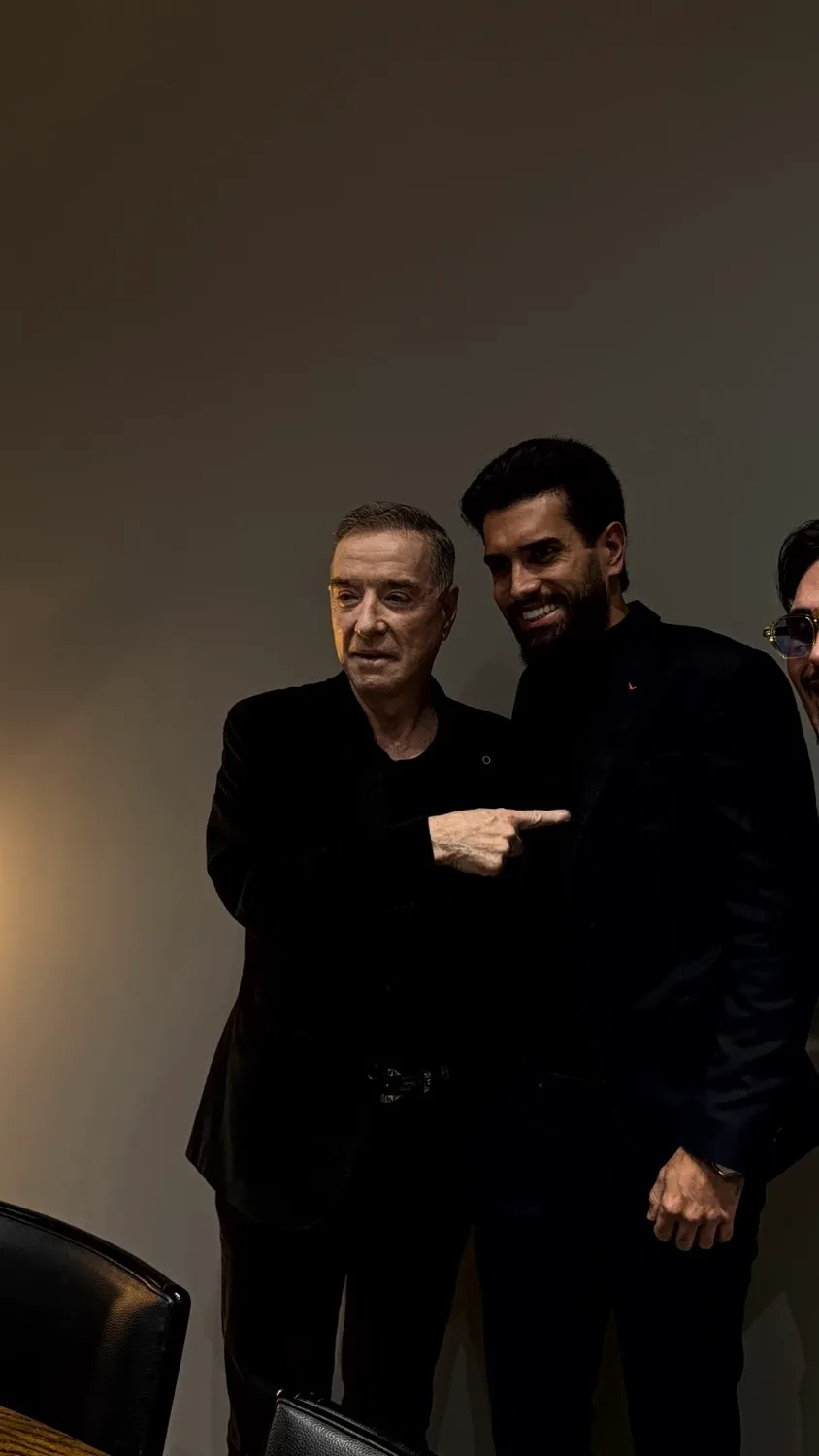 Vinicius sorrindo ao lado de Eike Batista